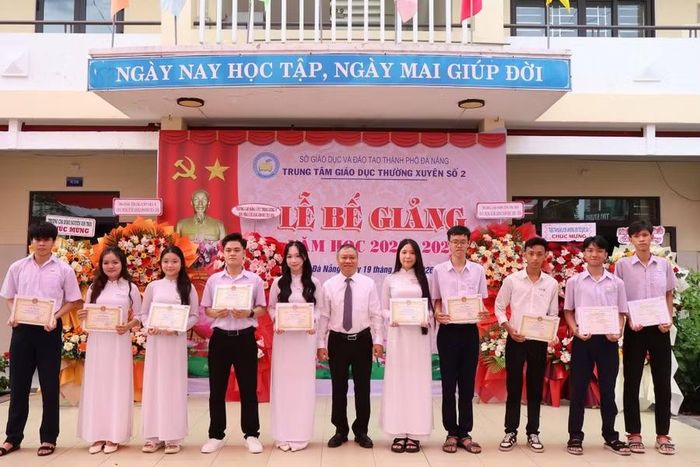 Ông Mai Tấn Linh - Phó Giám đốc Sở GD&amp;ĐT Đà Nẵng trao thưởng cho các học viên Trung tâm GDTX số 2 tại Lễ bế giảng năm học 2025 - 2026.