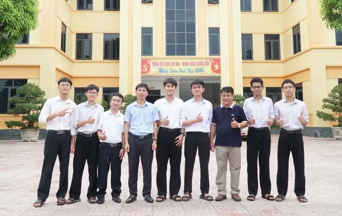 Thầy trò Trường THPT Diễn Châu 4 (Hải Châu, Nghệ An) có 1 thủ khoa tỉnh và nhiều học sinh đạt điểm cao tại Kỳ thi Tốt nghiệp THPT 2026. Ảnh: Hồ Lài