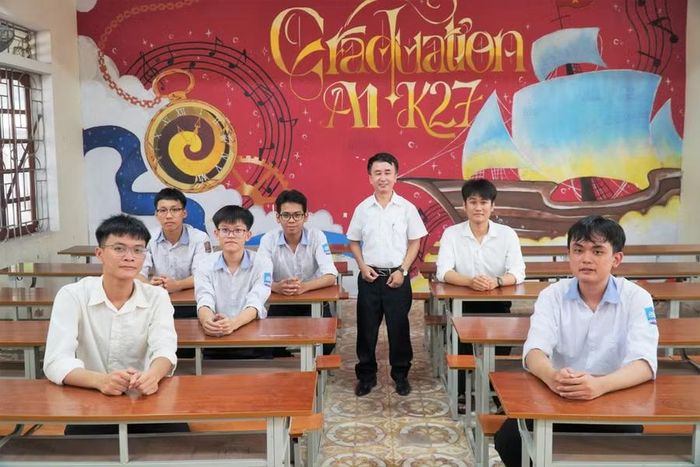 Thầy giáo Phạm Hồng Thân cùng các học sinh lớp 12A1 Trường THPT Diễn Châu 4. Ảnh: Hồ Lài