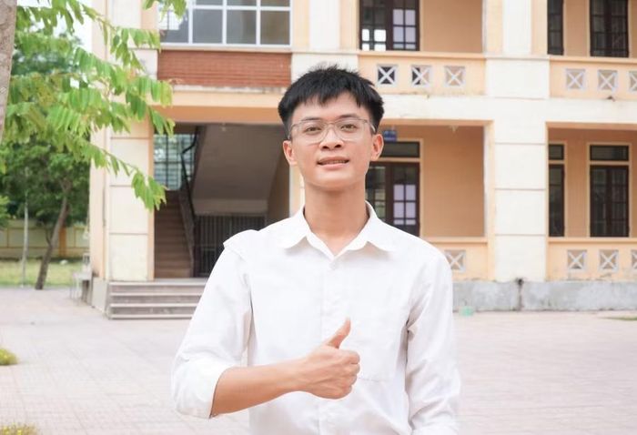 Em Phạm Đình Phong (lớp 12A1, Trường THPT Diễn Châu 4, xã Hải Châu) đạt 37,75 điểm thi tốt nghiệp THPT năm 2026 - một trong 3 học sinh điểm cao nhất tỉnh Nghệ An. Ảnh: Hồ Lài