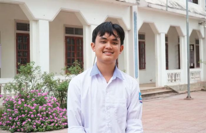 Nguyễn Đình Quân - á khoa khối A00 của tỉnh Nghệ An, trước đó từng giành giải Nhất - thủ khoa môn Toán kỳ thi học sinh giỏi tỉnh. Ảnh: Hồ Lài