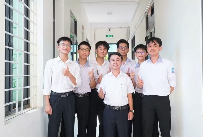 Thầy giáo Phạm Hồng Thân - chủ nhiệm lớp 12A1, Trường THPT Diễn Châu 4 (Nghệ An) cùng các học trò đạt điểm cao thi tốt nghiệp THPT năm 2026. Ảnh: Hồ Lài