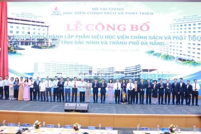 Các đại biểu, khách mời chụp hình lưu niệm tại chương trình.