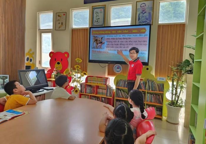Giáo viên Trường Tiểu học Đinh Tiên Hoàng hướng dẫn kỹ năng cho học sinh.