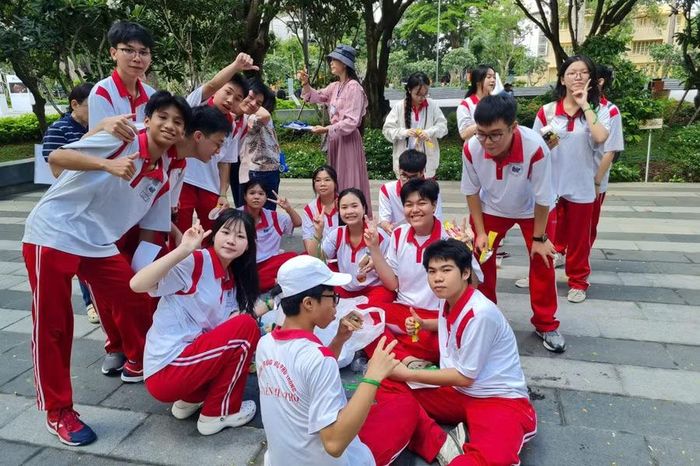 Học sinh Trường THPT Nguyễn Hữu Thọ Hào hứng tham gia chương trình.