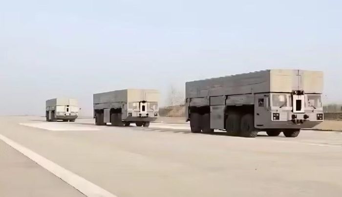 3 xe tải quân sự gắn hệ thống EMALS đang di chuyển theo đội hình hàng ngang.