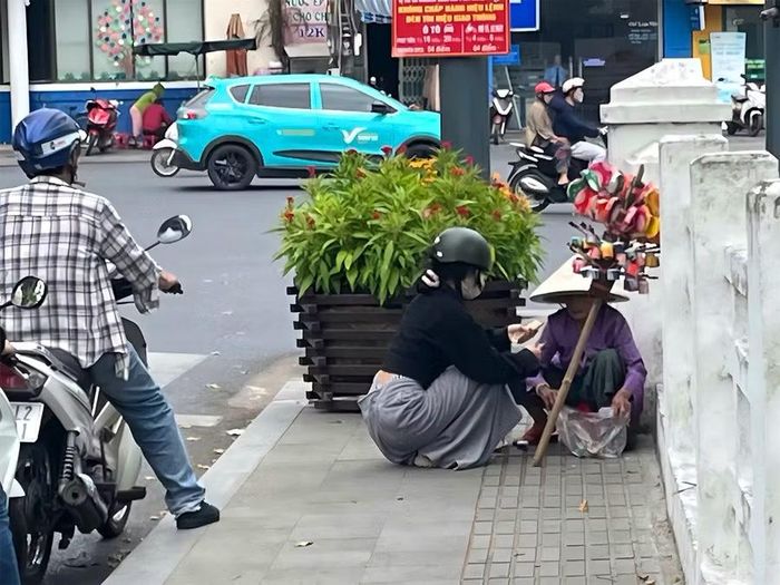 Có những người dân tốt bụng thỉnh thoảng tạt ngang và gửi tặng thêm mệ Hường ít tiền để mệ mua đồ ăn bồi dưỡng sức khỏe.
