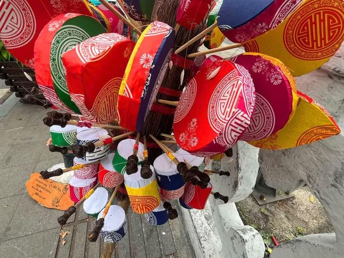Trống lùng tung (hàng trên) và con ve ve (hàng dưới).