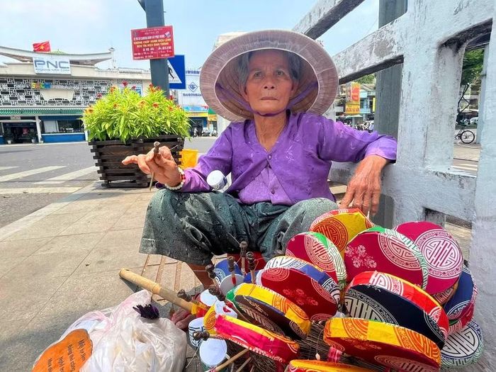 Mệ Hường đã mấy chục năm gắn bó với nghề lưu giữ tuổi thơ của bao người dân xứ Huế.