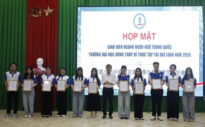 TS Trương Tấn Đạt, Bí thư Đảng ủy, Hiệu trưởng Trường Đại học Đồng Tháp trao quyết định thực tập cho sinh viên.