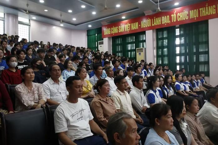 Sinh viên và phụ huynh có con tham gia chương trình thực tập tại Đài Loan (Trung Quốc) tại buổi họp mặt.