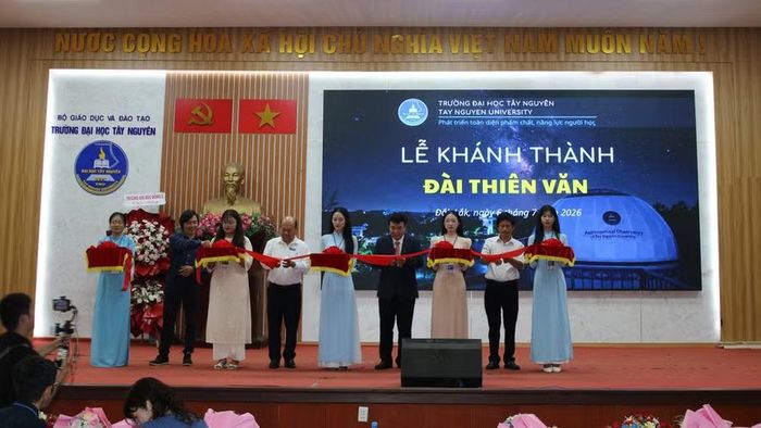 Đại biểu thực hiện nghi thức cắt băng khánh thành Đài thiên văn Trường Đại học Tây Nguyên. (Ảnh: Thế Hùng)