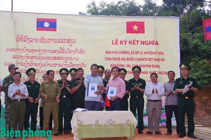 Lễ kết nghĩa giữa bản Phà Chiếng, xã Mỹ Lý, huyện Kỳ Sơn (nay là xã Mỹ Lý), tỉnh Nghệ An, Việt Nam với bản Pủng Vái, cụm bản Phà Đánh, huyện Mường Quắn, tỉnh Hủa Phăn, Lào, tháng 5/2018. Ảnh: Lê Thạch