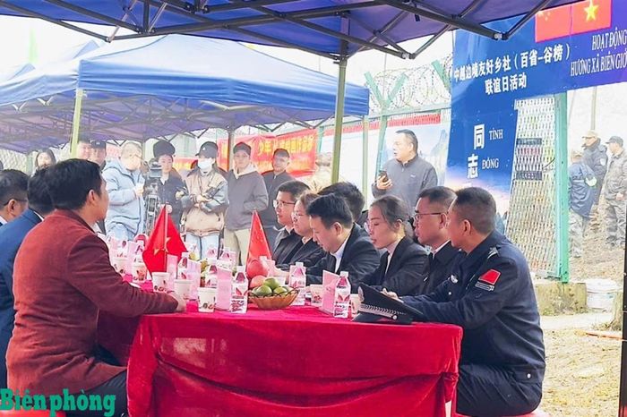 Đồn Biên phòng Cốc Pàng tham mưu cho cấp ủy, chính quyền xã tổ chức chương trình giao lưu hữu nghị biên giới giữa Ủy ban nhân dân xã Cốc Pàng và hương Bách Tỉnh. Ảnh: Văn Giang