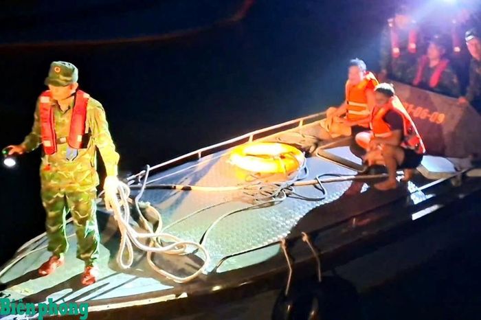 Tổ công tác của Đồn Biên phòng Đảo Trần tổ chức cứu nạn 9 thuyền viên trên tàu TH-91220-TS. Ảnh: Hoàng Cương