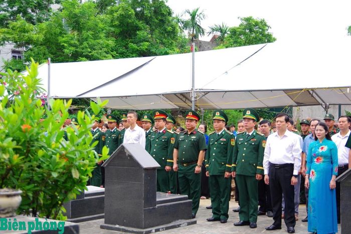 Đoàn công tác dâng hương tưởng niệm các Anh hùng, liệt sĩ trước khi triển khai lấy mẫu giám định ADN tại Nghĩa trang liệt sĩ xã Tam Dương Bắc, tỉnh Phú Thọ. Ảnh: Nguyễn Hào
