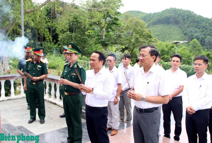 Các đại biểu dâng hương tại Khu di tích lịch sử An ninh vũ trang Quảng Nam - Đà Nẵng. Ảnh: Trúc Hà