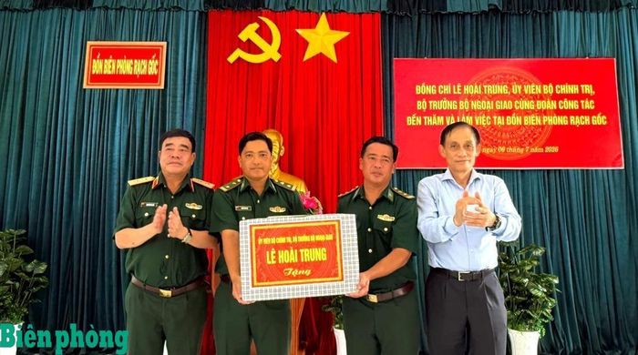 Đồng chí Lê Hoài Trung và Trung tướng Nguyễn Bá Lực tặng quà cán bộ, chiến sĩ Đồn Biên phòng Rạch Gốc. Ảnh: Hoàng Tá