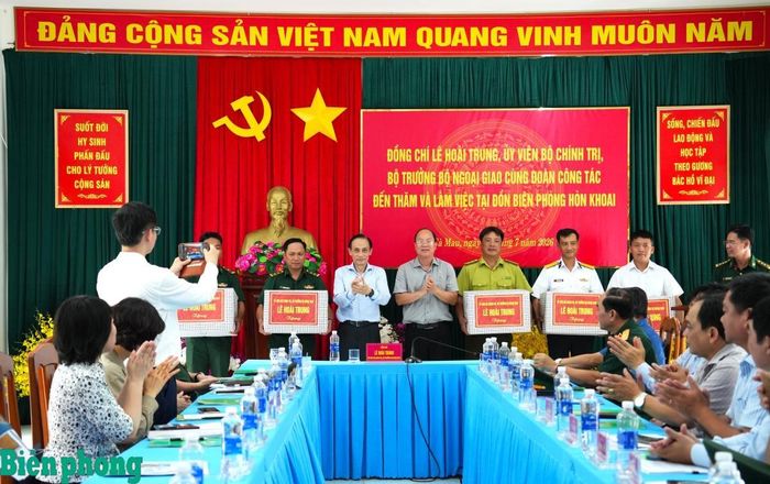 Đồng chí Lê Hoài Trung và lãnh đạo Tỉnh ủy Cà Mau tặng quà động viên các lực lượng làm nhiệm vụ trên đảo Hòn Khoai. Ảnh: Hoàng Tá