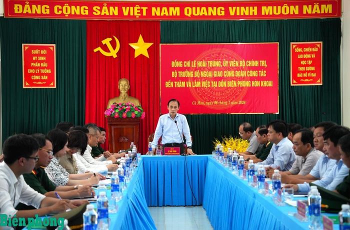 Đồng chí Lê Hoài Trung phát biểu tại buổi thăm, làm việc với Đồn Biên phòng Hòn Khoai. Ảnh: Hoàng Tá