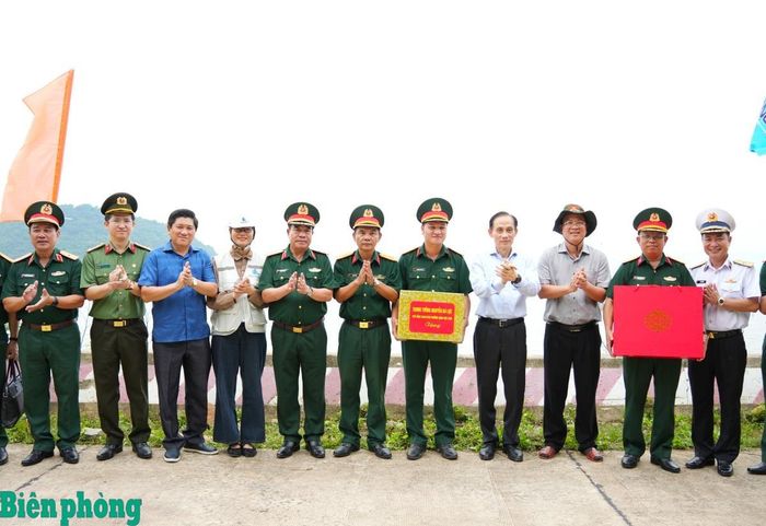 Đồng chí Lê Hoài Trung cùng đoàn công tác và lãnh đạo Tỉnh ủy, Ủy ban nhân dân tỉnh Cà Mau tặng quà động viên các lực lượng thi công các công trình trên đảo. Ảnh: Hoàng Tá