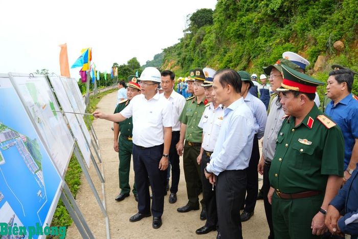 Đoàn công tác khảo sát thực tế tiến độ triển khai các công trình, dự án trên đảo Hòn Khoai. Ảnh: Hoàng Tá
