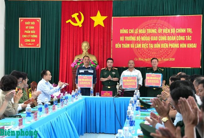 Trung tướng Nguyễn Bá Lực, Phó Tổng Tham mưu trưởng Quân đội nhân dân Việt Nam tặng quà động viên các lực lượng làm nhiệm vụ và cán bộ, chiến sĩ Đồn Biên phòng Hòn Khoai. Ảnh: Hoàng Tá