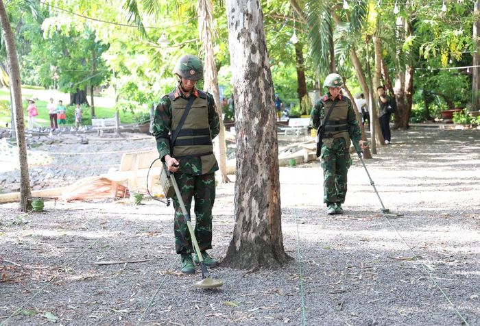 Chiến sĩ công binh thực hiện rà quét bằng công nghệ radar xuyên mặt đất tại Công viên Lê Thị Riêng vào ngày 15/6 phục vụ công tác thăm dò, tìm kiếm và quy tập, xác định danh tính hài cốt liệt sĩ. Ảnh: Ngô Tùng