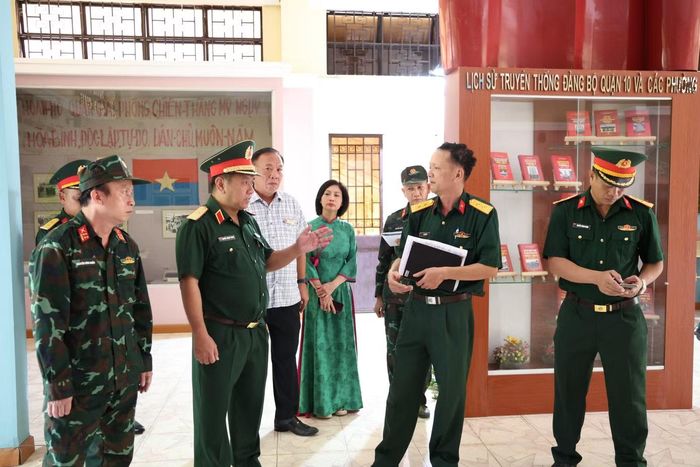 Thiếu tướng Nguyễn Thành Trung - Chính ủy Bộ Tư lệnh TPHCM, Phó trưởng Ban Thường trực Ban Chỉ đạo 515 TPHCM - chỉ đạo công tác chuẩn bị giám định ADN xác định danh tính với các hài cốt liệt sĩ sau khi được tìm kiếm, quy tập. Ảnh: Ngô Tùng