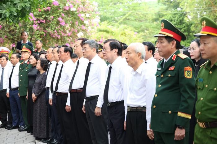 Thủ tướng Lê Minh Hưng cùng lãnh đạo, nguyên lãnh đạo Đảng, Nhà nước dâng hoa, dâng hương tưởng nhớ các Anh hùng liệt sĩ.