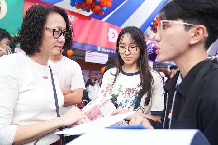 Thí sinh tìm hiểu các ngành học để đăng kí nguyện vọng. Ảnh: DUY PHẠM