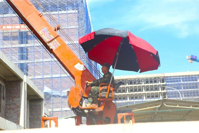 Các đơn vị thi công đẩy nhanh tiến độ hoàn thiện dự án.