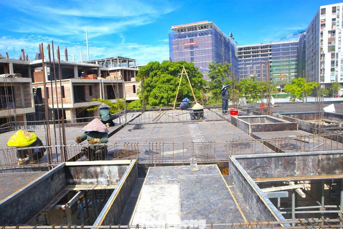 Do thời tiết nắng nóng, các đơn vị thi công bố trí làm việc liên tục theo hình thức 3 ca, 4 kíp.