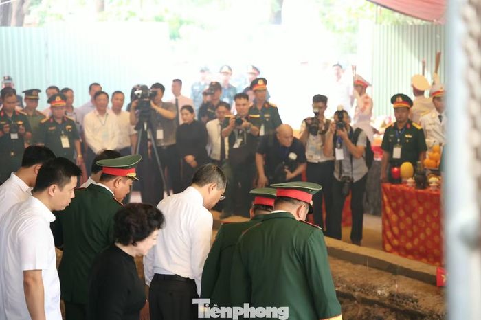 Thủ tướng Chính phủ Lê Minh Hưng cùng các đại biểu kiểm tra khu vực rãnh đào trong công viên Lê Thị Riêng.