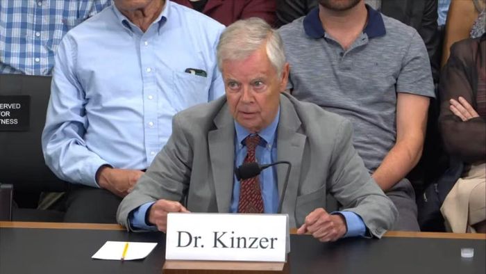 Nhà báo-nhà sử học Stephen Kinzer cho rằng điều đáng lo ngại nhất không chỉ là những gì đã xảy ra trong Chiến tranh Lạnh mà còn là khả năng chương trình MKULTRA có thể đã tiến hóa cùng công nghệ hiện đại như AI... Ảnh: GOP Oversight.