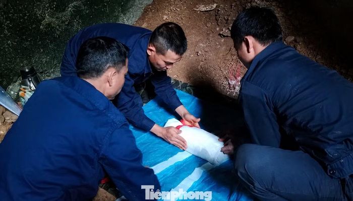 Đội Quy tập hài cốt liệt sĩ, Bộ CHQS tỉnh Nghệ An xử lý cẩn thận từng hài cốt để đưa các anh về với đất mẹ.