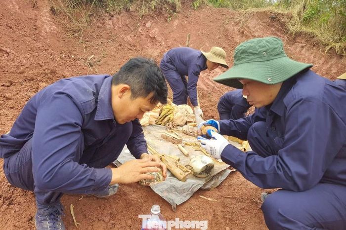 Mỗi vị trí nghi có hài cốt liệt sĩ đều được lực lượng quy tập khảo sát, đào tìm cẩn trọng, kiên trì.