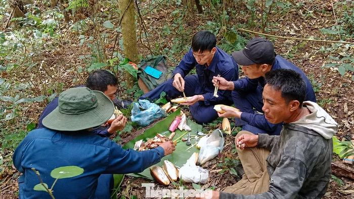Bữa cơm trên đường hành quân tìm hài cốt liệt sĩ trên đất bạn Lào của cán bộ Đội Quy tập hài cốt liệt sĩ tỉnh Nghệ An.