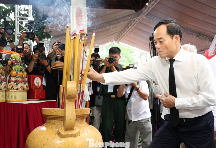 Ủy viên Bộ Chính trị, Bí thư Thành ủy TPHCM Trần Lưu Quang dâng hương tại Bia tưởng niệm Anh hùng liệt sĩ.