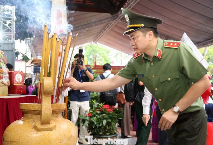 Trung tướng Mai Hoàng, Giám đốc Công an TPHCM dâng hương tại Bia tưởng niệm Anh hùng liệt sĩ trong khuôn viên Công viên Lê Thị Riêng.