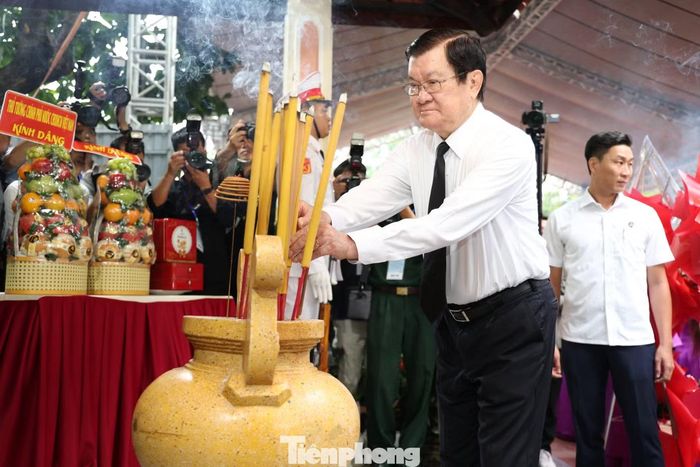 Nguyên Chủ tịch nước Trương Tấn Sang dâng hương tại Bia tưởng niệm Anh hùng liệt sĩ trong khuôn viên Công viên Lê Thị Riêng.