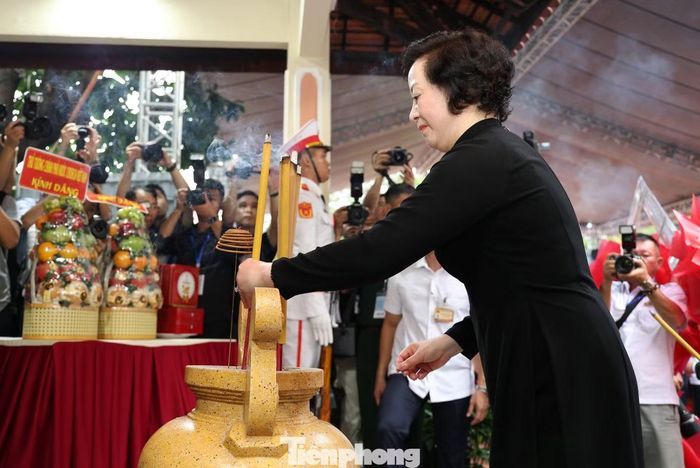 Bí thư Trung ương Đảng, Phó Thủ tướng Chính phủ Phạm Thị Thanh Trà - Trưởng Ban Chỉ đạo 515 quốc gia, dâng hương tại Bia tưởng niệm Anh hùng liệt sĩ trong khuôn viên Công viên Lê Thị Riêng.