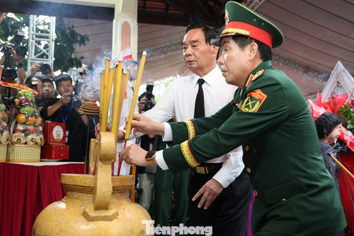 Nguyên Thường trực Ban Bí thư Lê Hồng Anh dâng hương tại Bia tưởng niệm Anh hùng liệt sĩ trong khuôn viên Công viên Lê Thị Riêng.