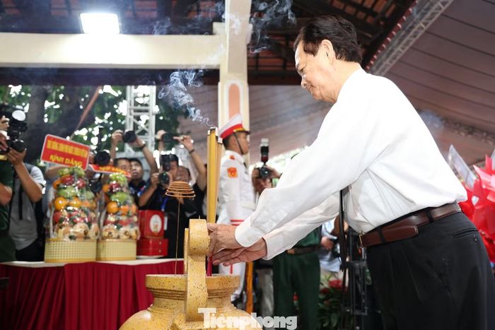 Nguyên Thủ tướng Chính phủ Nguyễn Tấn Dũng dâng hương tưởng niệm các anh hùng liệt sĩ.