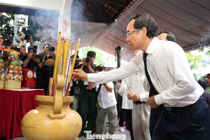 Nguyên Bí thư Thành ủy TPHCM Nguyễn Văn Nên dâng hương tại Bia tưởng niệm Anh hùng liệt sĩ trong khuôn viên Công viên Lê Thị Riêng.