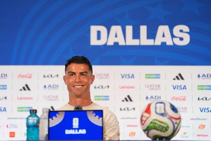 Ronaldo tỏ ra thoải mái, vui vẻ trong cuộc họp báo trước trận gặp Tây Ban Nha.