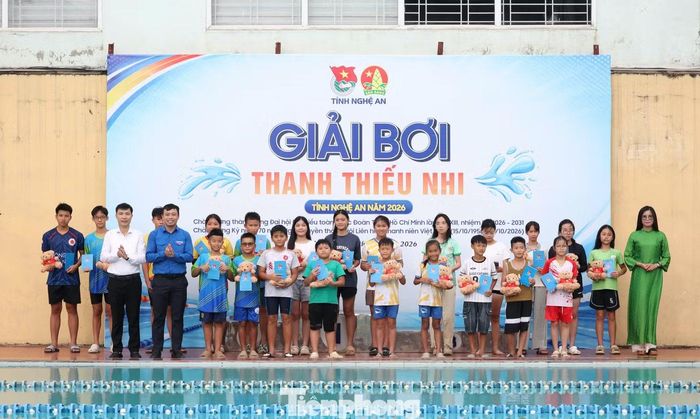 Kết thúc giải, ở mỗi nội dung thi đấu, Ban Tổ chức trao 1 giải Nhất, 1 giải Nhì, 2 giải Ba và 4 giải Triển vọng cho các vận động viên đạt thành tích xuất sắc. Trong ảnh, Ban Tổ chức trao giải Triển vọng cho các vận động viên.