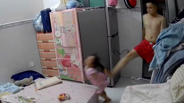 Hình ảnh bé gái bị đối tượng Nguyễn Hiền Phúc dùng chân đạp vào lưng (ảnh cắt từ video chia sẻ trên MXH)