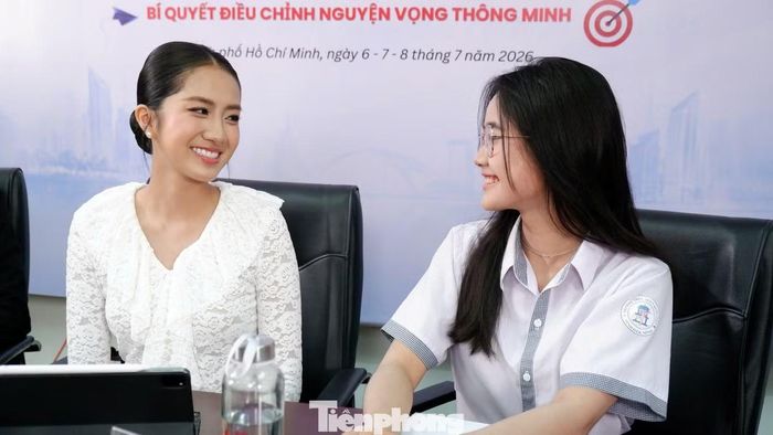 Vũ Thị Ngọc Ánh bất ngờ khi biết mình là thủ khoa khối A00 trường THPT Trần Hưng Đạo, Lâm Đồng.