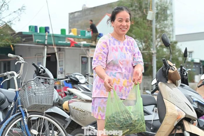 "Tôi đi từ 8h sáng đến khoảng 8h45 nhặt được khoảng gần 10kg. Ngoài ốc thì còn có ngao, bàn mai, sò, vạng, bắt những con này phải cần có dụng cụ như cào hay cuốc", bà Nguyễn Thị Vy (54 tuổi, trú phường Móng Cái 1) cho biết.